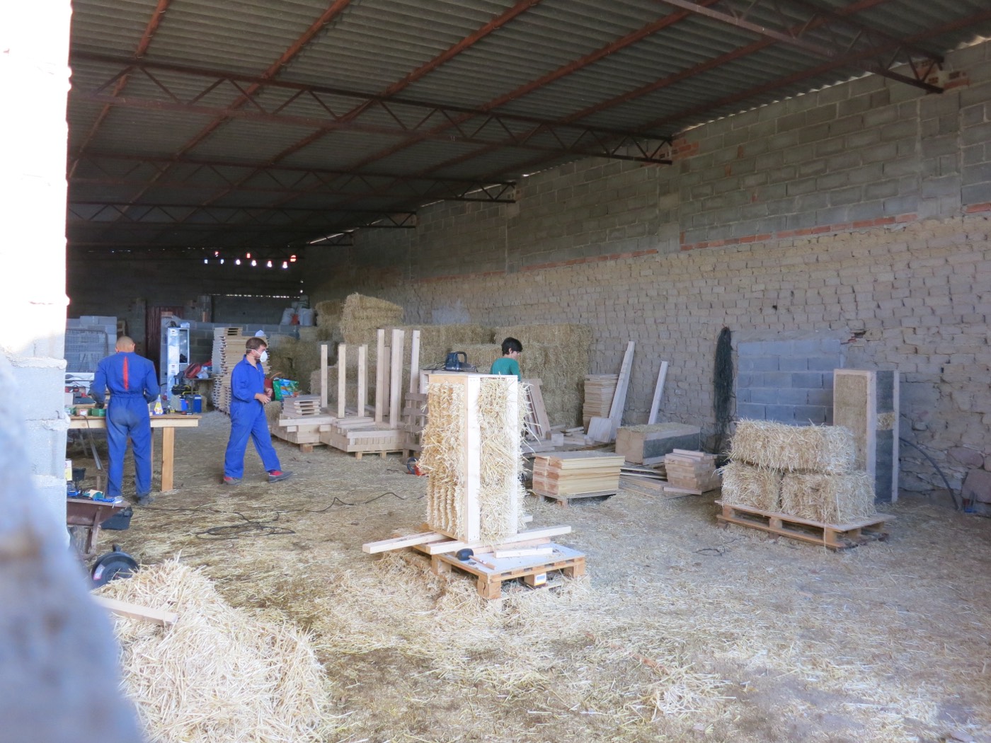 Módulo de paja compactada fabricado en taller