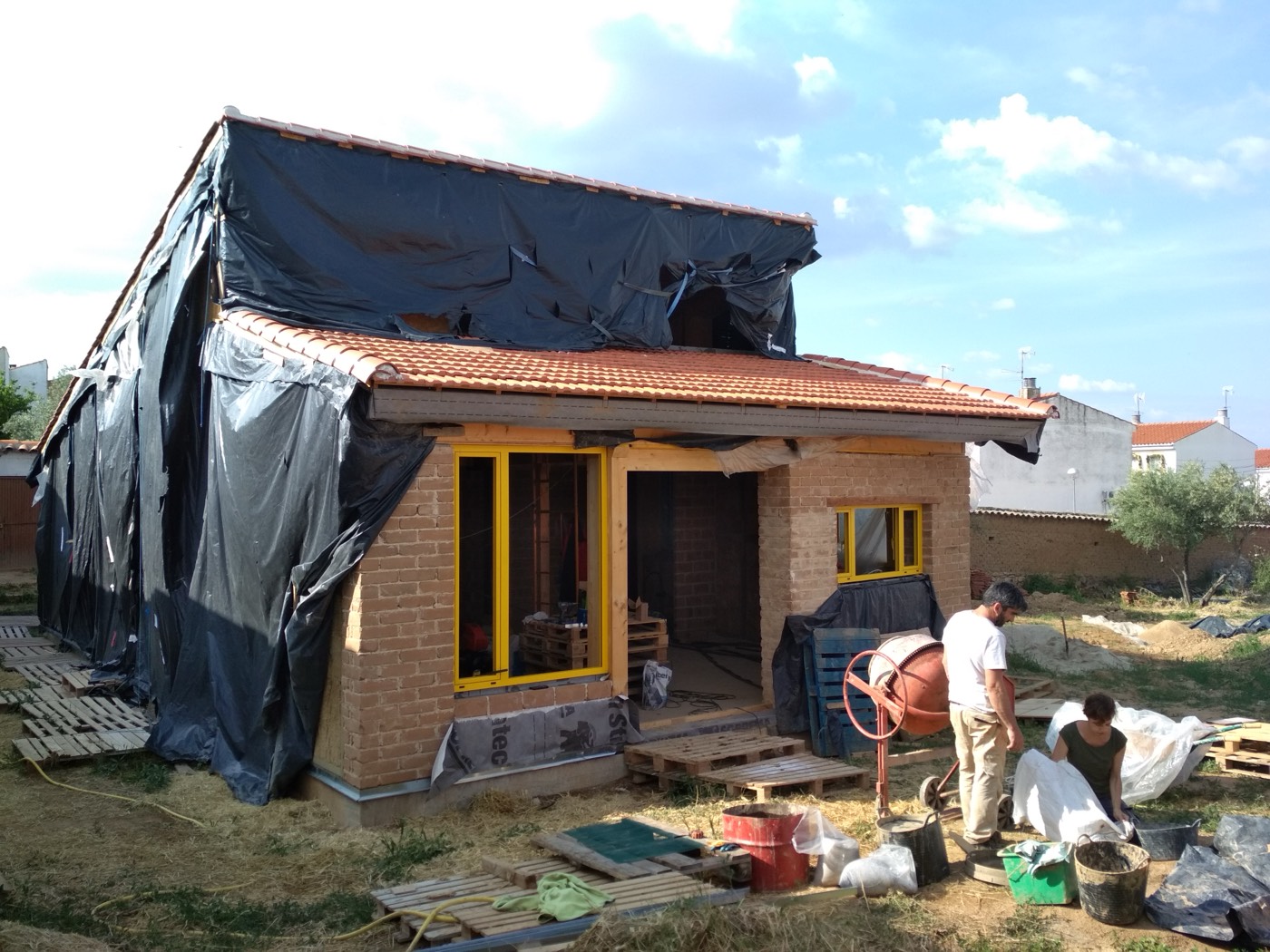 Fachada de paneles de paja montada en obra, antes del revoco