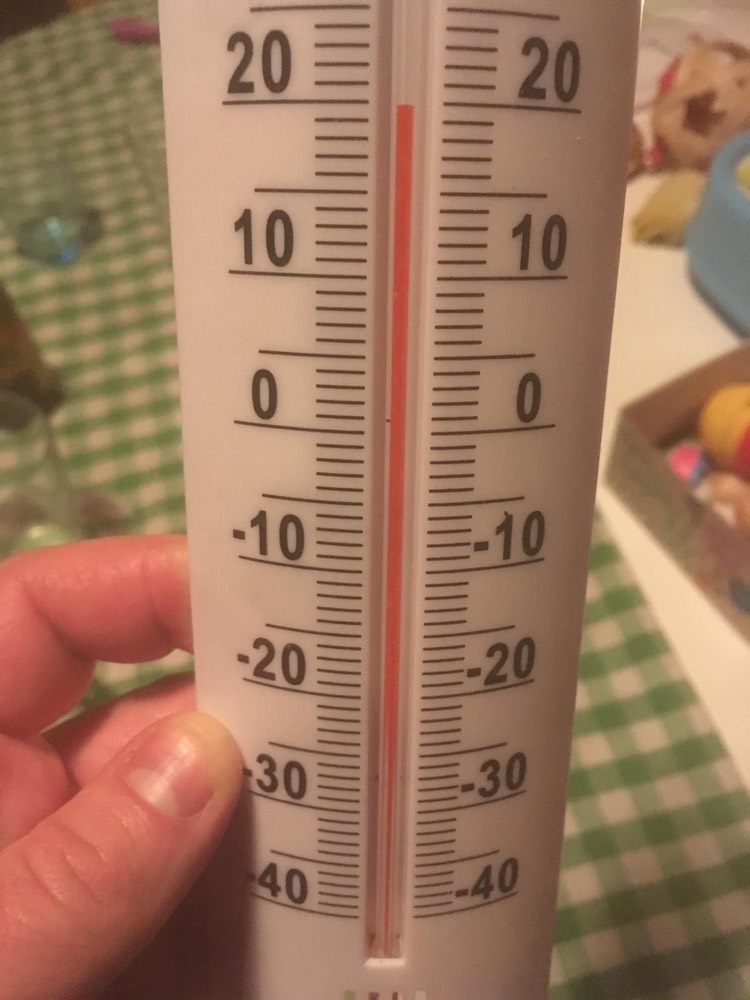 Termómetro mostrando la temperatura interior de la Casa de Paja en invierno