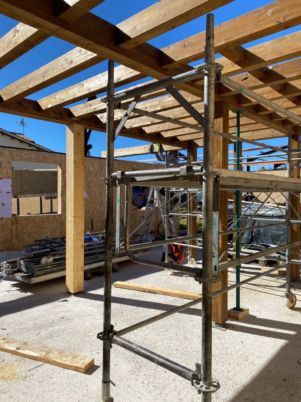 Porche con estructura de vigas de madera vista